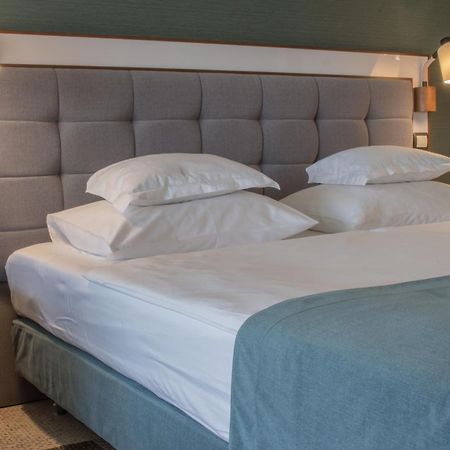 Hotel Aquarius Spa Kołobrzeg Exterior foto A bed with a headboard