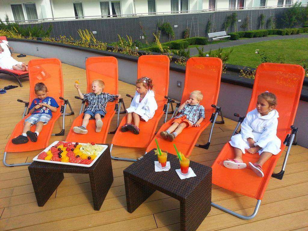 Hotel Aquarius Spa Kołobrzeg Exterior foto Children at the hotel