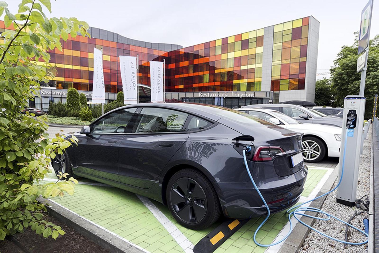 Hotel Aquarius Spa Kołobrzeg Exterior foto Tesla Model 3