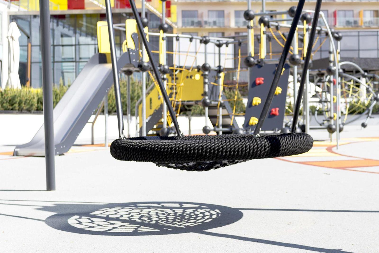 Hotel Aquarius Spa Kołobrzeg Exterior foto A tire swing