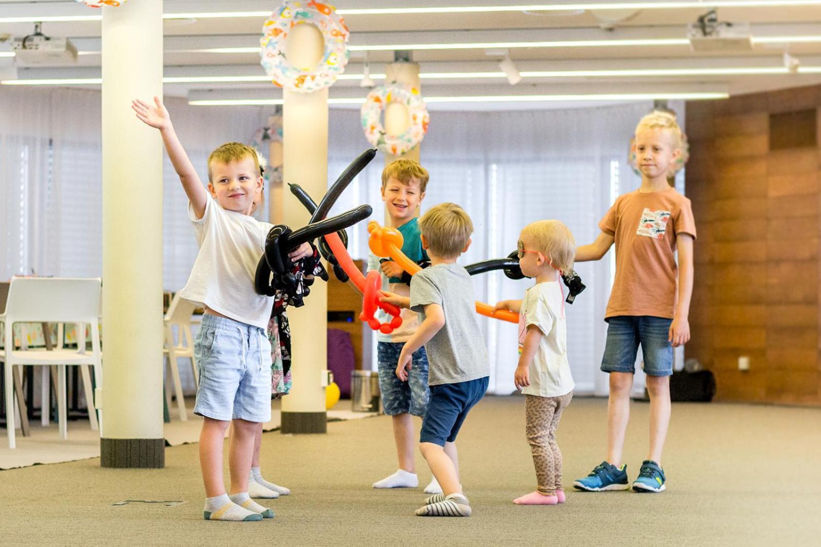 Hotel Aquarius Spa Kołobrzeg Exterior foto Children playing with Nerf blasters