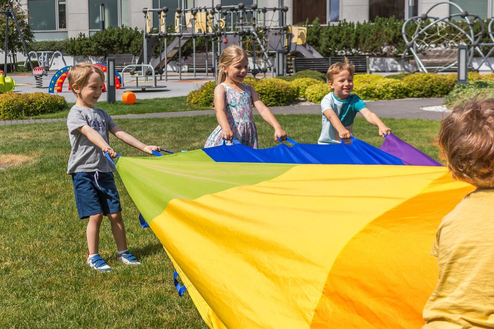 Hotel Aquarius Spa Kołobrzeg Exterior foto Children playing with a parachute