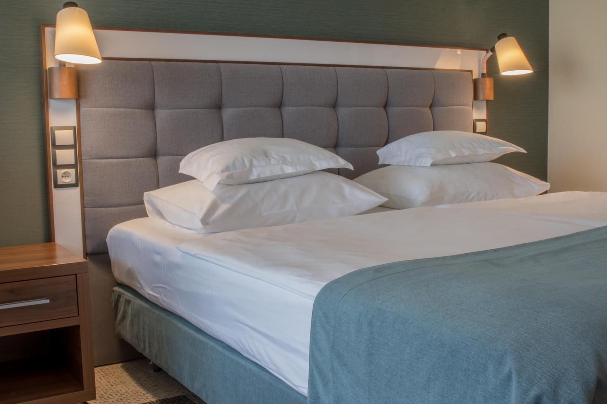 Hotel Aquarius Spa Kołobrzeg Exterior foto A bed with a headboard
