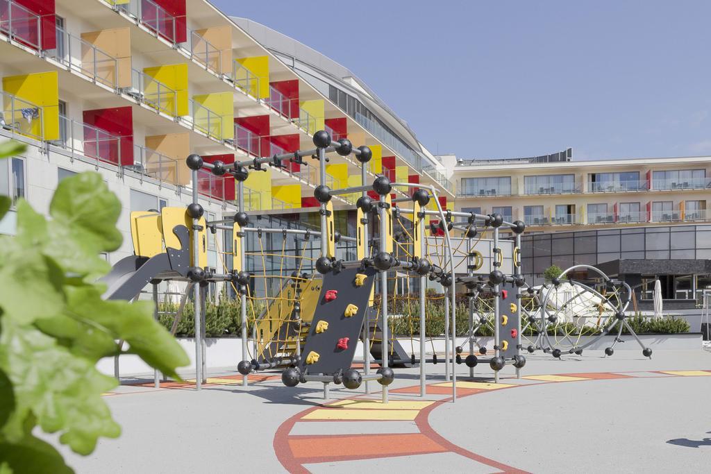Hotel Aquarius Spa Kołobrzeg Exterior foto Playground at the campus