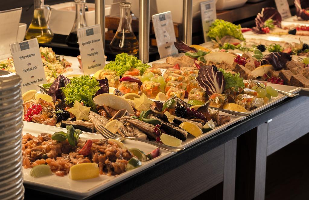 Hotel Aquarius Spa Kołobrzeg Exterior foto A salad bar