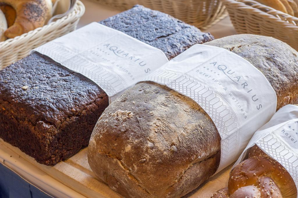 Hotel Aquarius Spa Kołobrzeg Exterior foto A selection of breads from the bakery