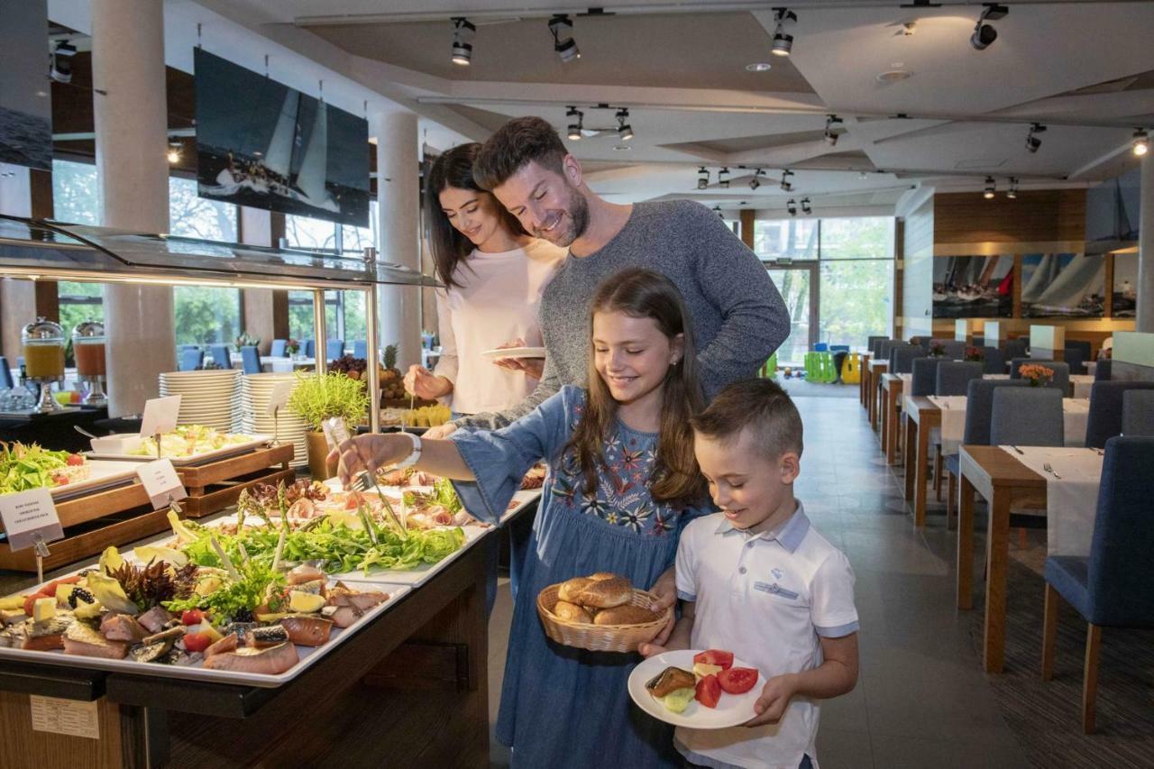 Hotel Aquarius Spa Kołobrzeg Exterior foto Family at the buffet