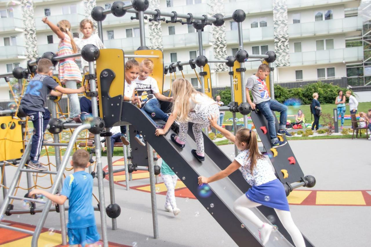Hotel Aquarius Spa Kołobrzeg Exterior foto Children playing on a climbing frame